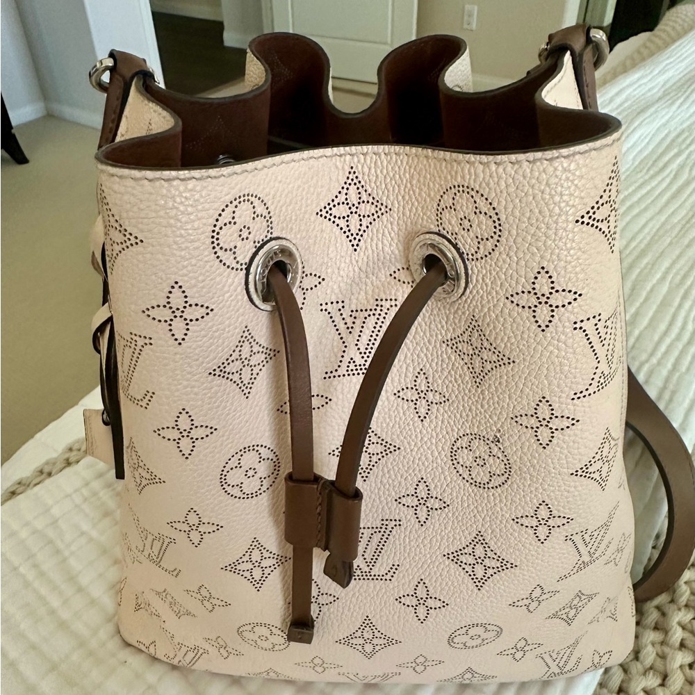 AUTHENTIC Louis Vuitton Muria Cream Women's Leather Bag on LV website for $5000 - Picture 5 of 12
